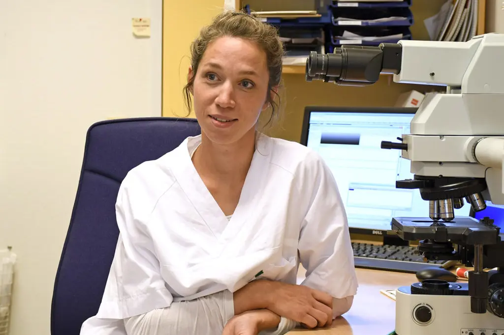 En person som sitter ved et skrivebord