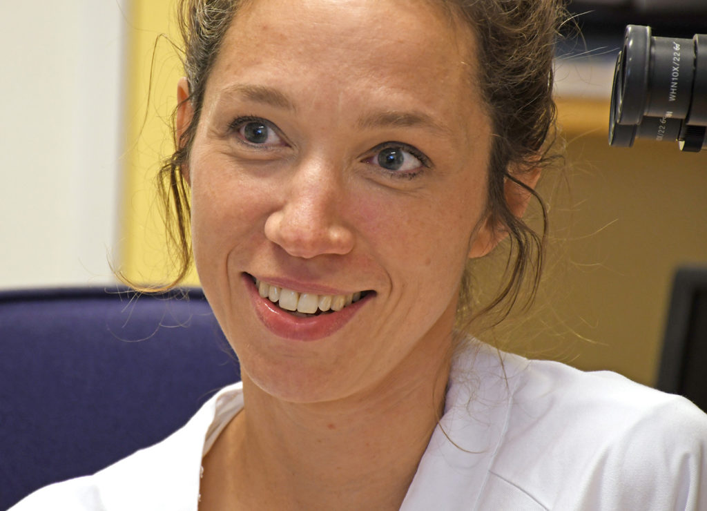 En kvinne som smiler til kameraet