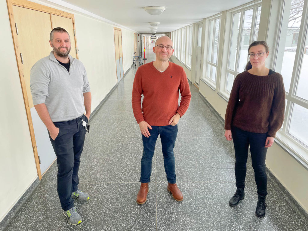 En gruppe mennesker som poserer for et bilde