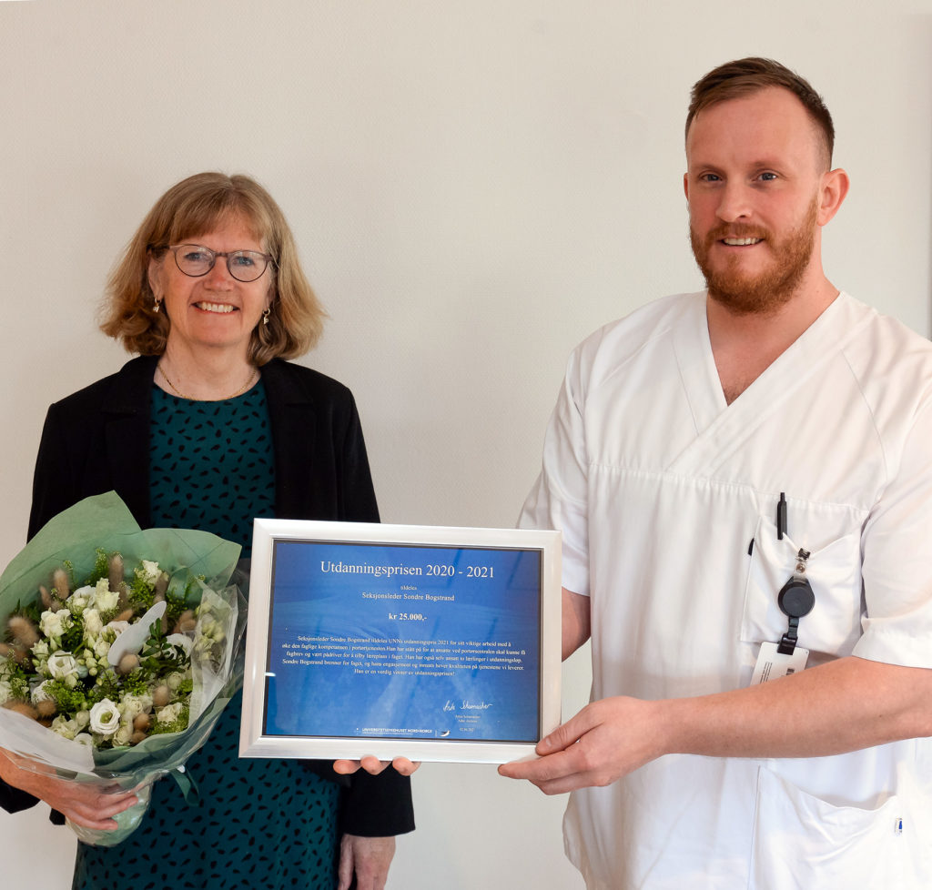 En mann og en kvinne holder en plakett