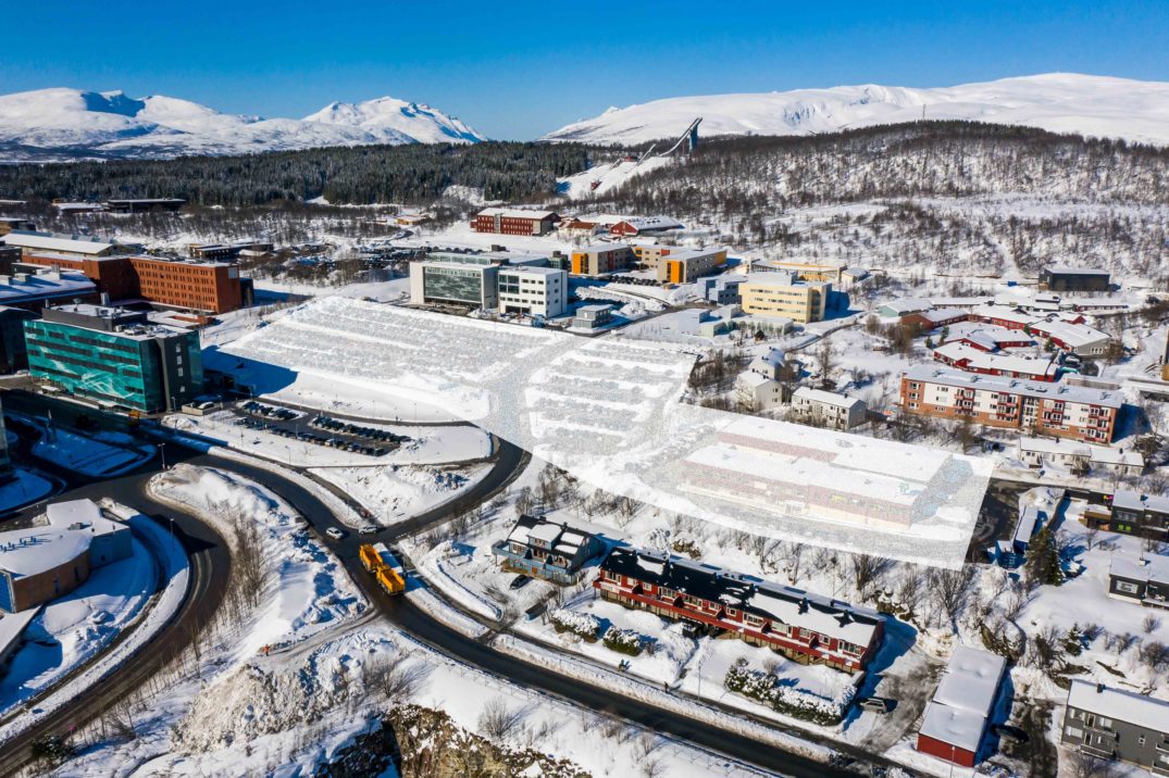 En by med en elv som renner gjennom den