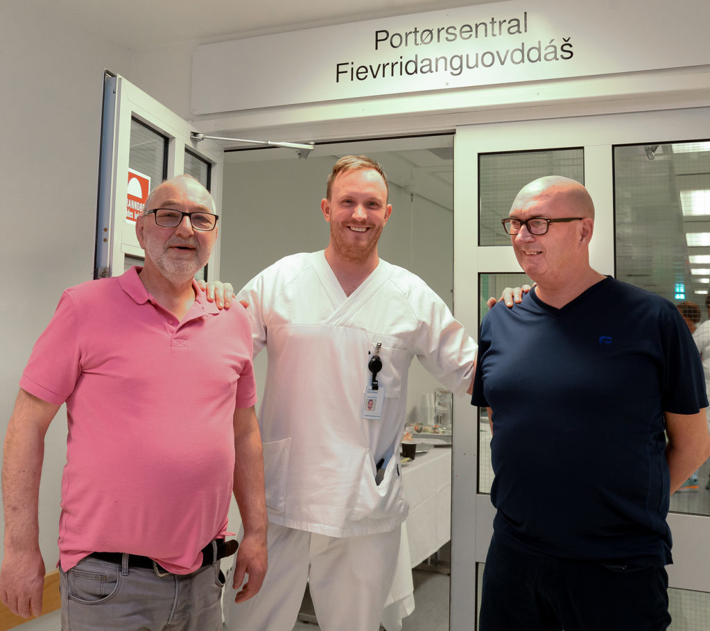 En gruppe menn poserer for et bilde