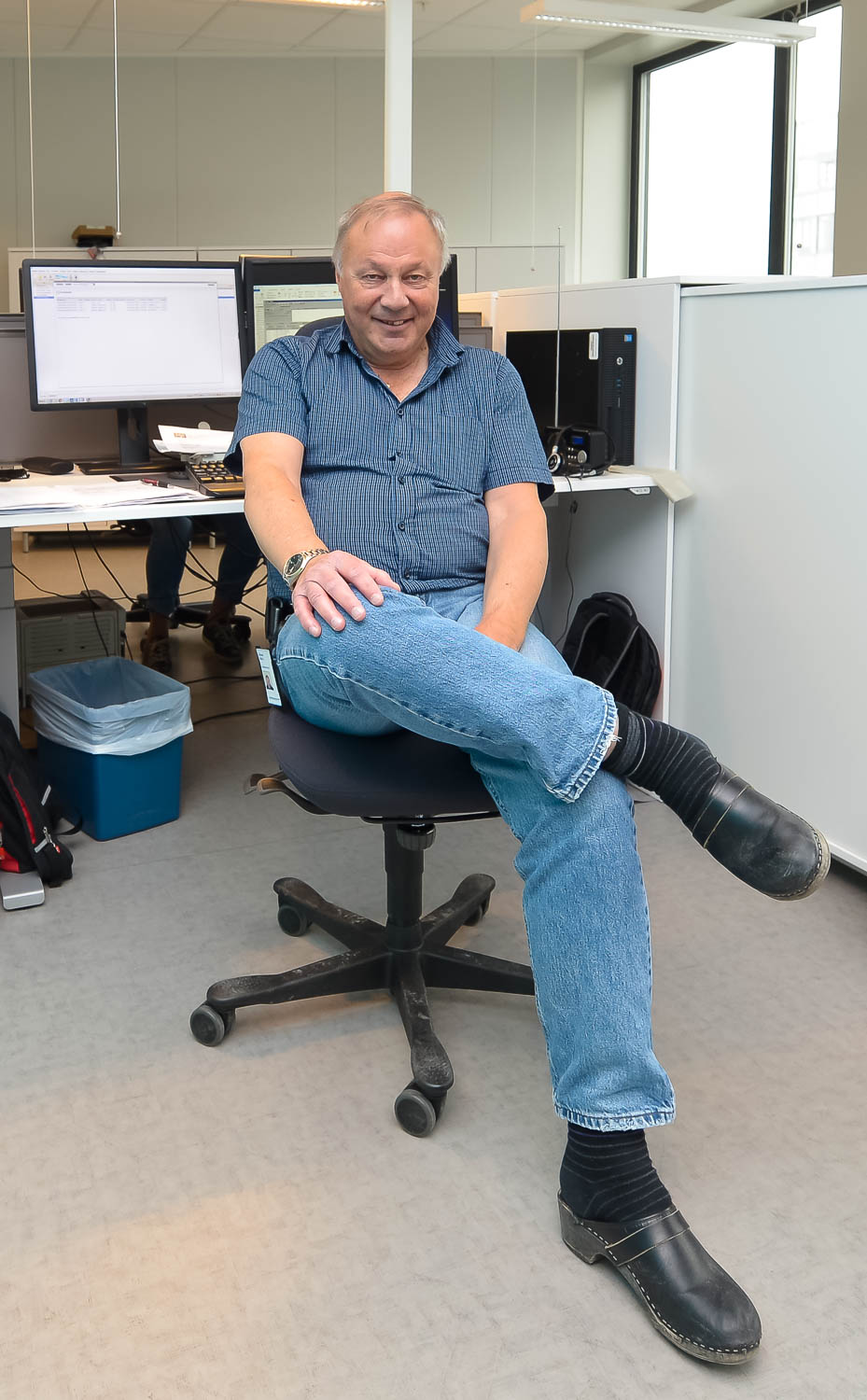 En person som sitter i en stol