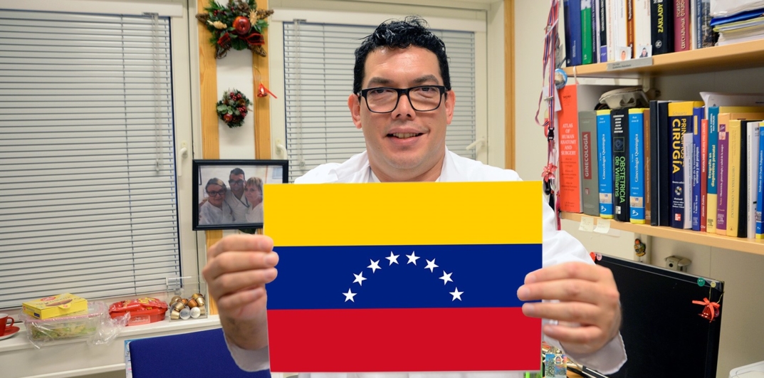 En person som holder en bok