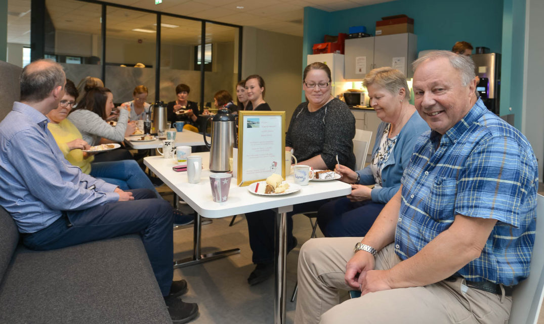 En gruppe mennesker som sitter rundt et bord