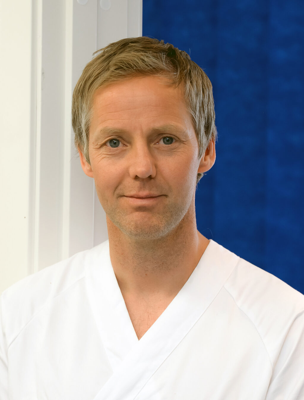 En mann i hvit skjorte