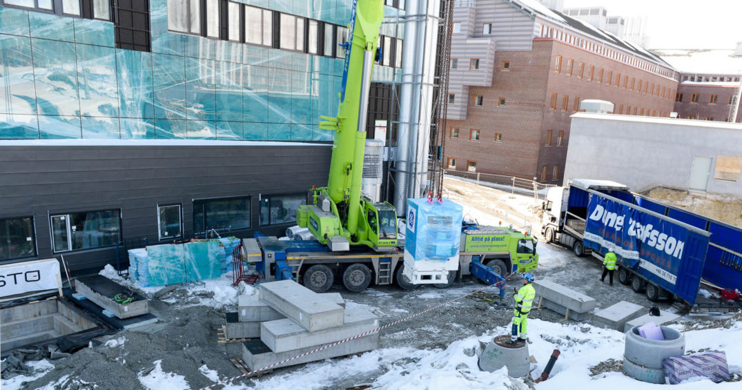 En byggeplass med kran