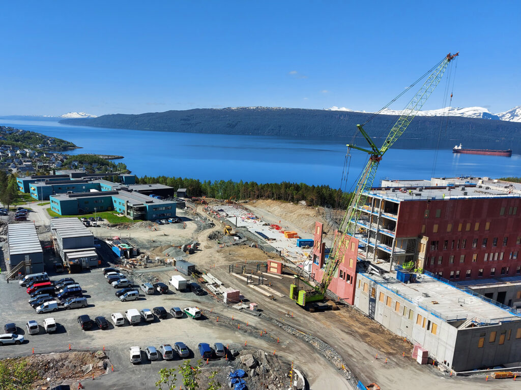 En kran over en parkeringsplass