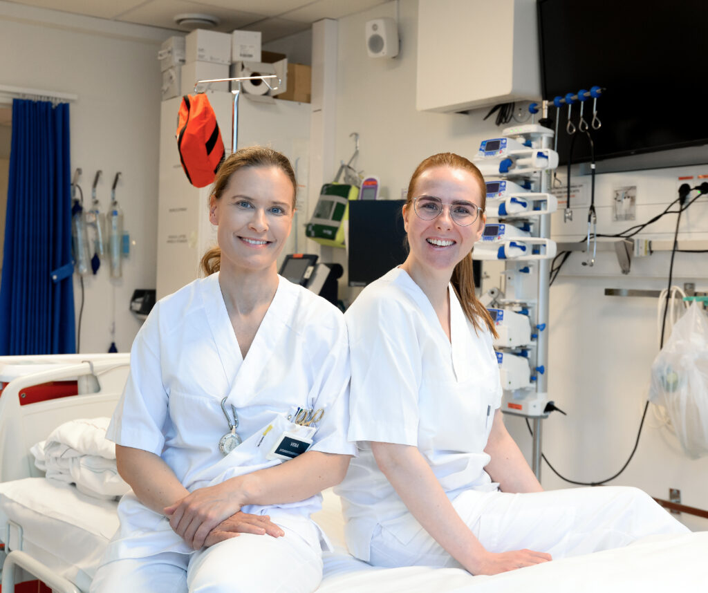 Et par kvinner på et sykehus