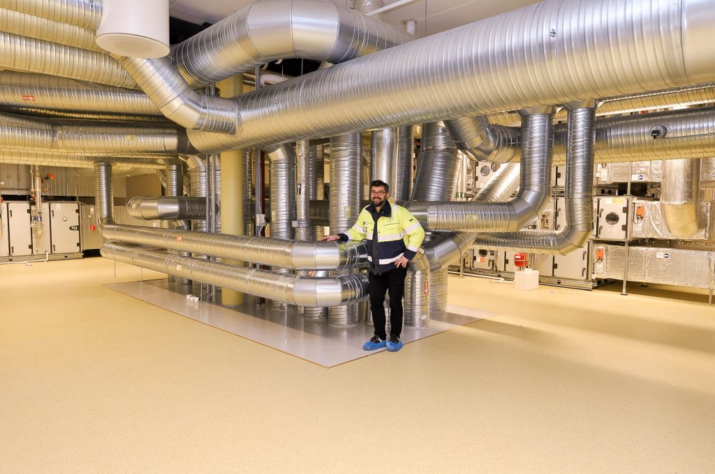 En person som står i en fabrikk