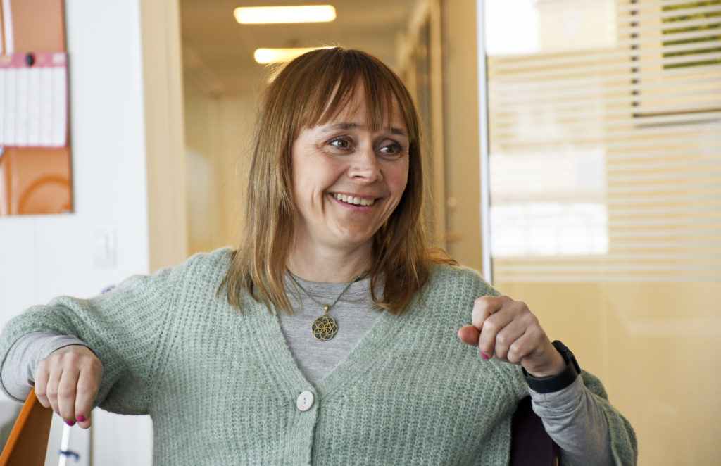 En kvinne med armene i kors