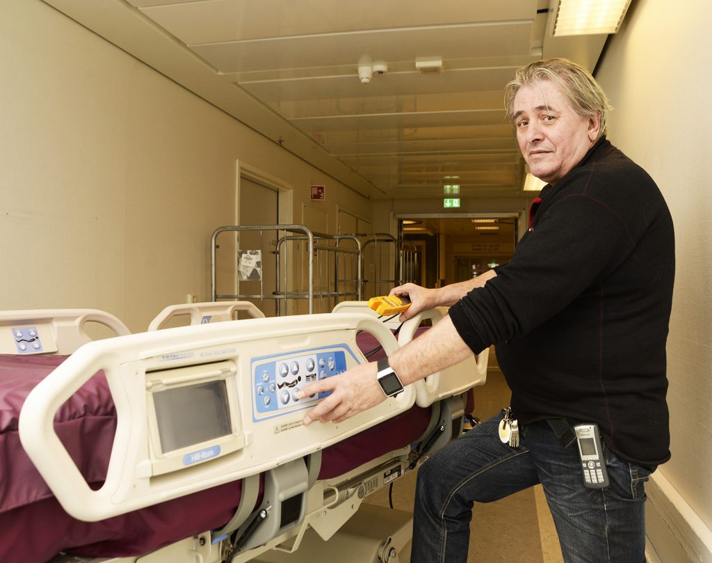 En person som holder et medisinsk utstyr