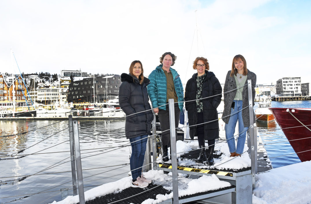 En gruppe kvinner som står på en brygge
