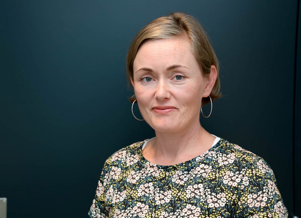 En kvinne med blondt hår