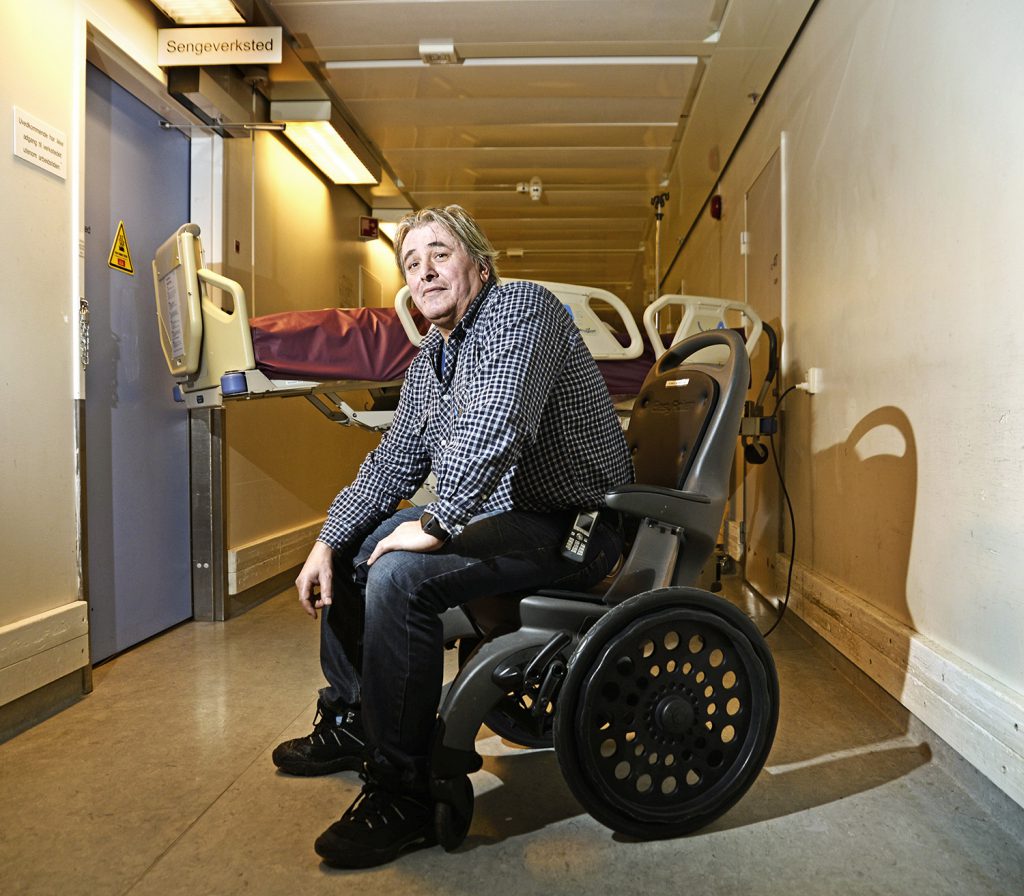 En person som sitter i rullestol