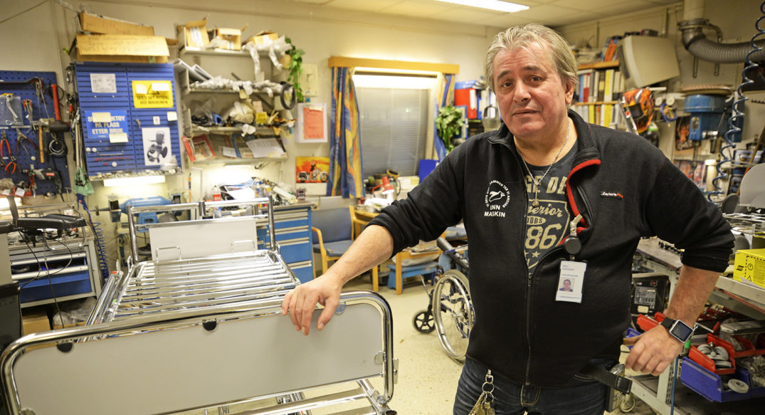 En mann som står ved siden av en maskin