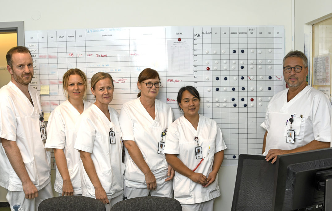 En gruppe mennesker iført hvite skjorter