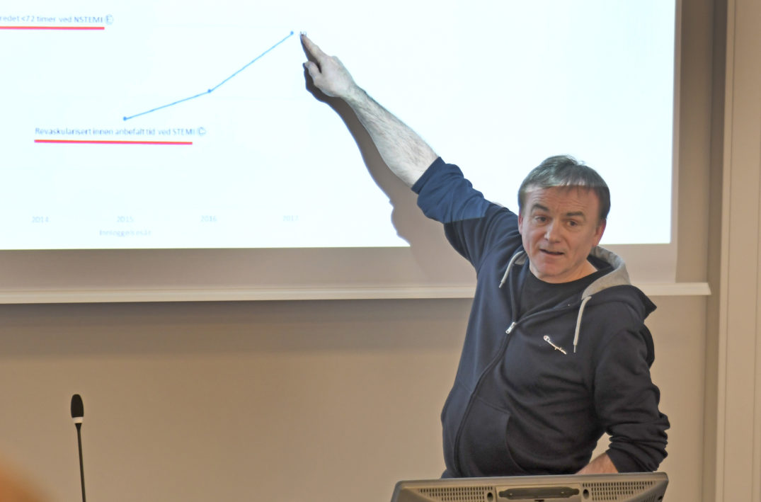 En mann som peker på en whiteboard