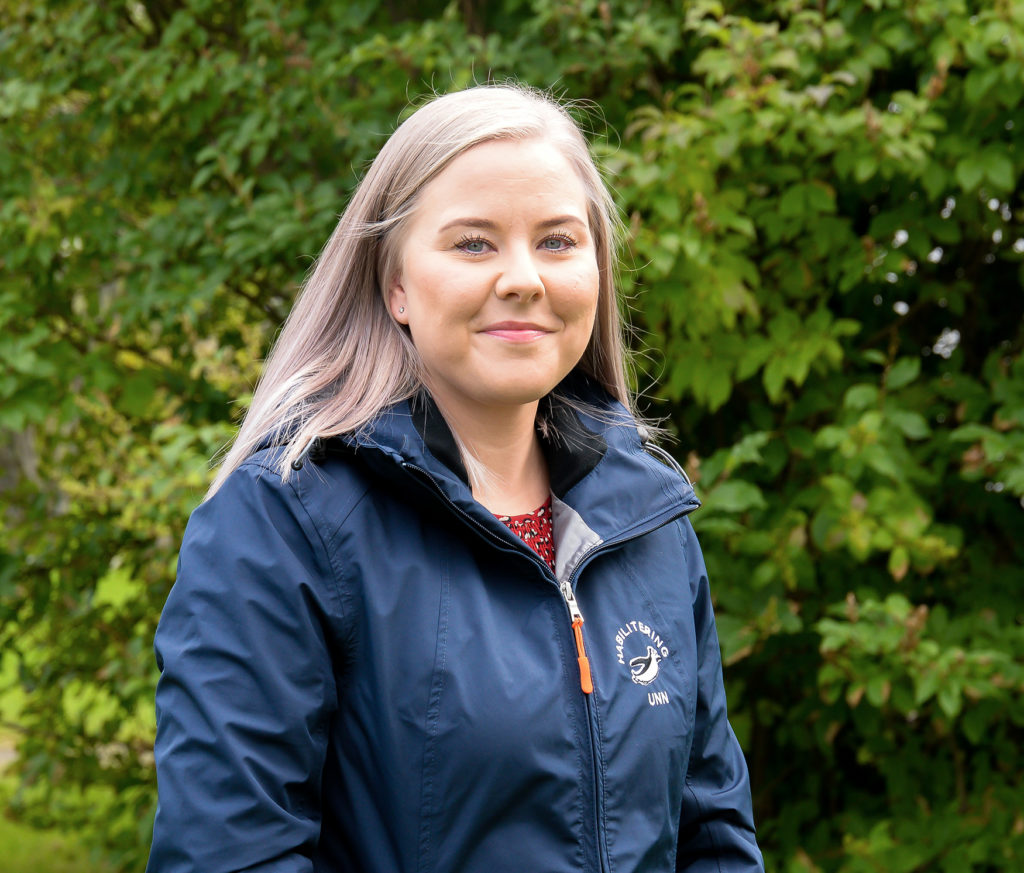 En person i blå jakke