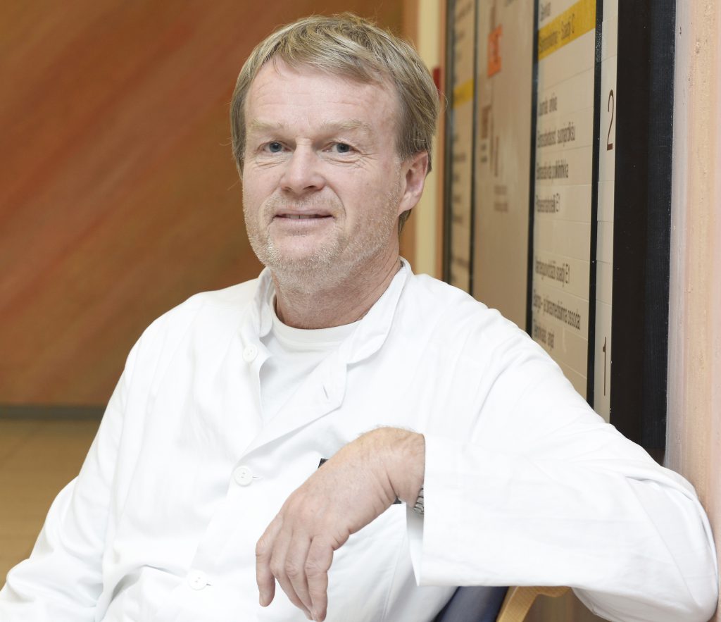 Overlege Claus Albretsen ved nevrologisk avdeling sier at gode vurderinger er avgjørende når en pasient med akutt hjerneslag ankommer sykehuset. Da vurderes blant annet trombolysebehandling. Foto: Per-Christian Johansen