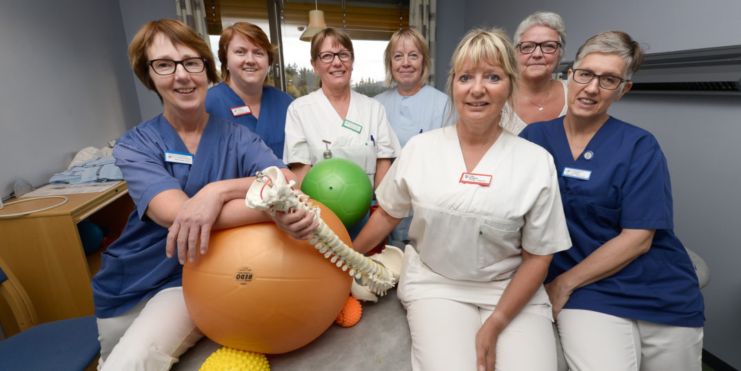 En gruppe mennesker som poserer for et bilde