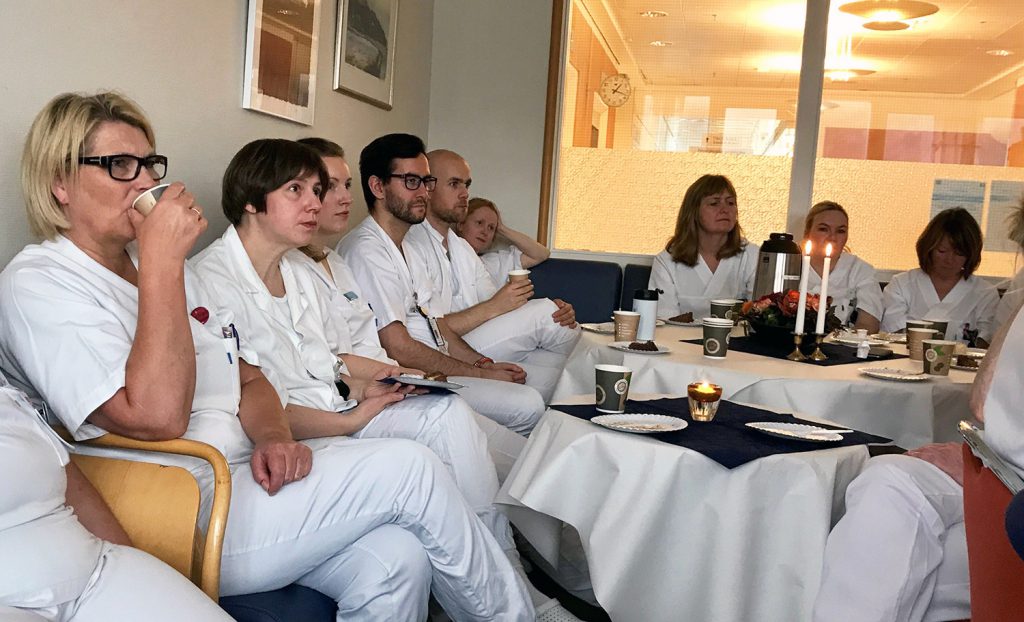 En gruppe mennesker som sitter ved et bord