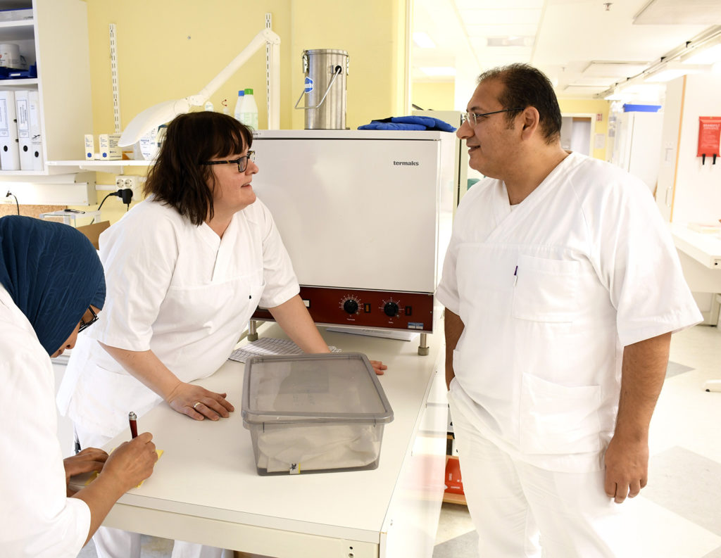 En mann og en kvinne i et laboratorium