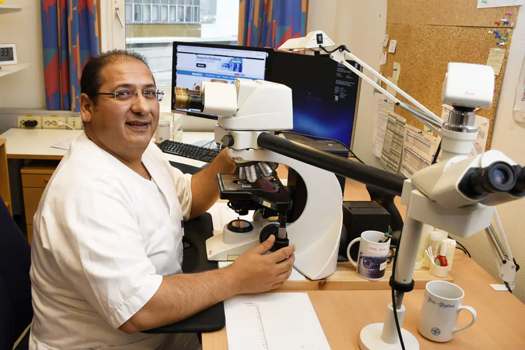 En mann i hvit skjorte