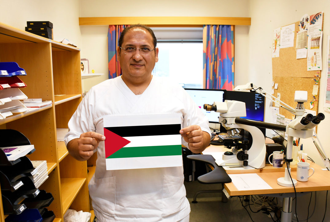 En person som holder et flagg