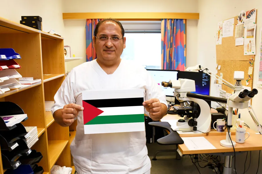 En person som holder et flagg