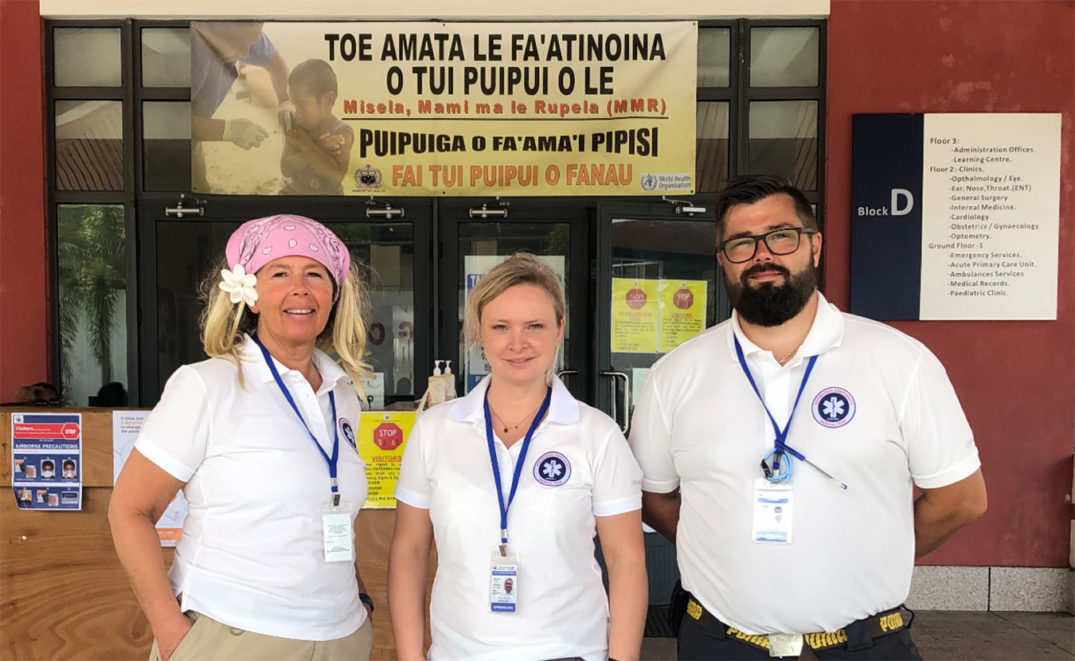 En gruppe mennesker som poserer for et bilde