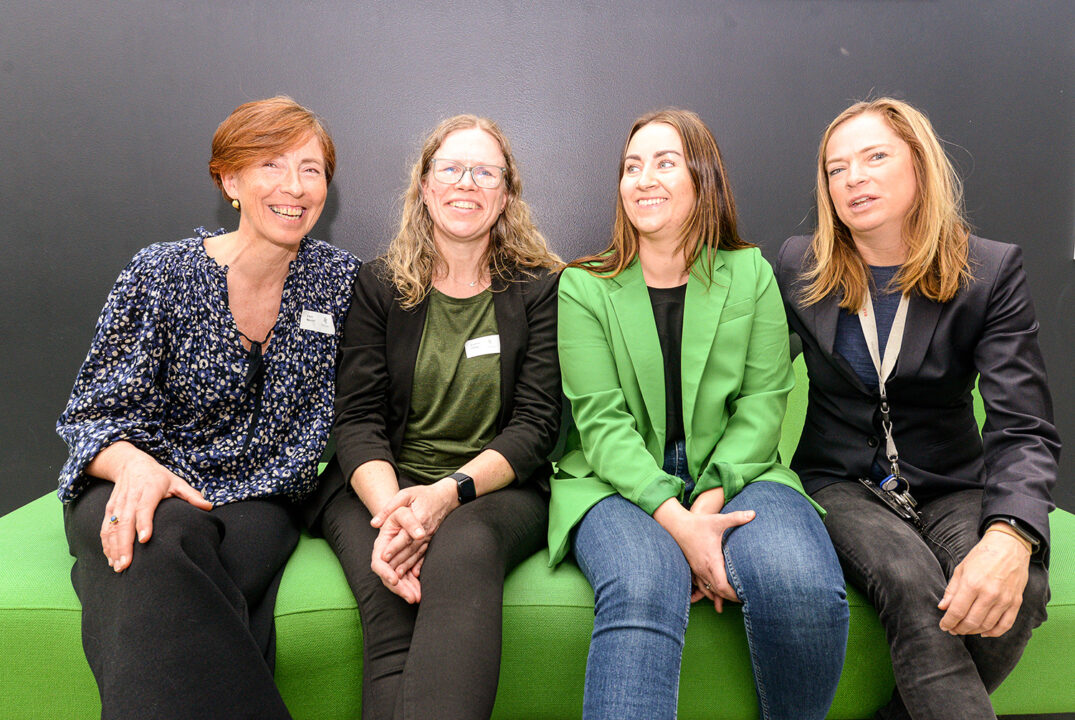 Fire damer i en sofa