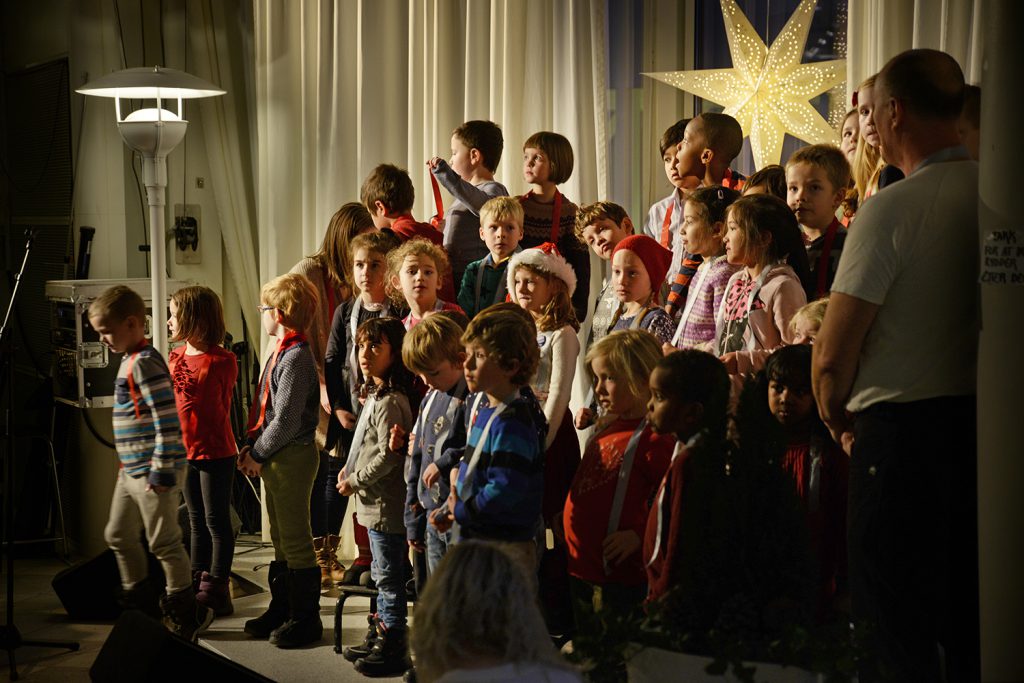 En gruppe barn i et rom