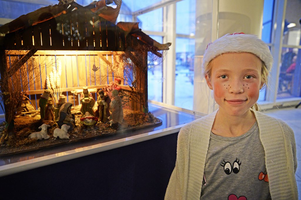 En gutt som står foran en utstilling med figurer