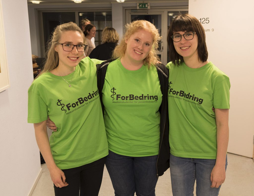 En gruppe kvinner iført grønne skjorter