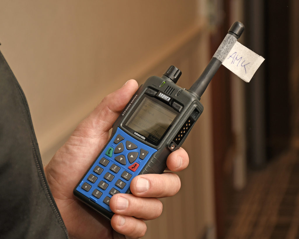 En person som holder en mobiltelefon