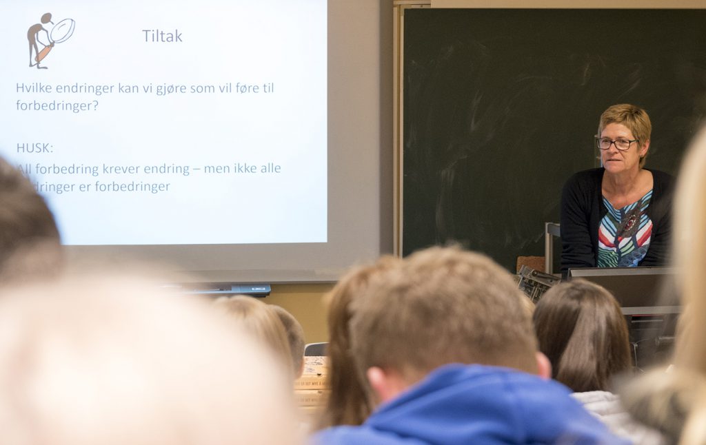 En mann som holder en presentasjon