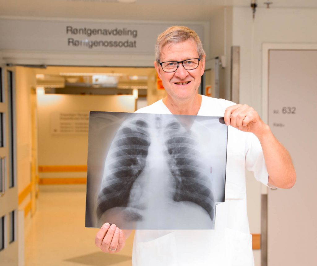 En mann som holder et skilt