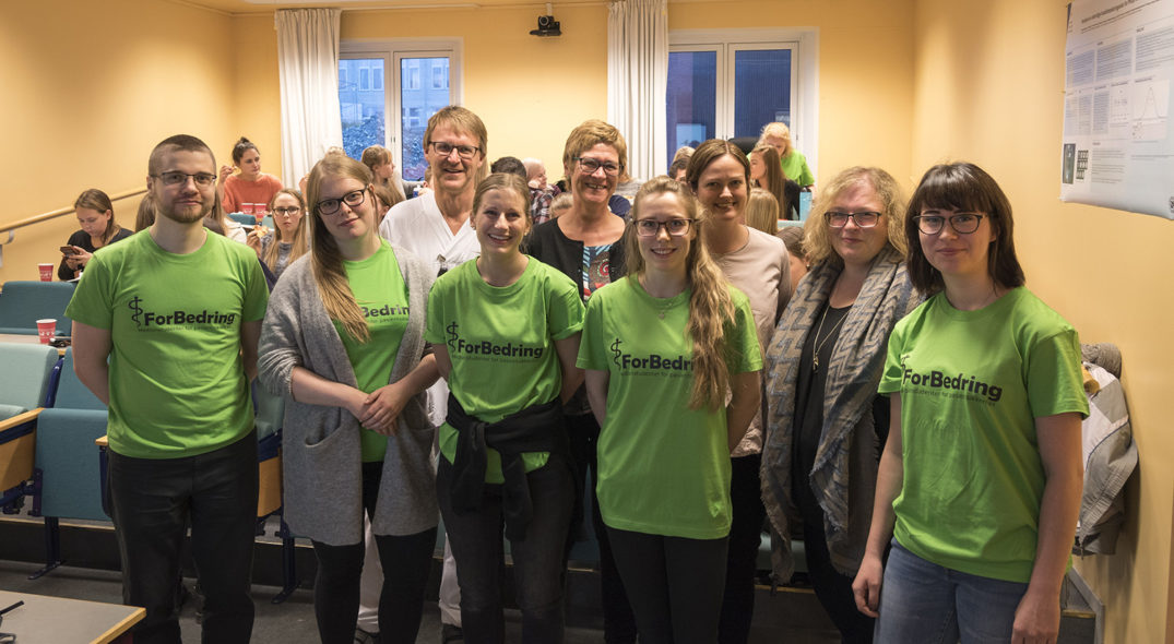 En gruppe mennesker som poserer for et bilde