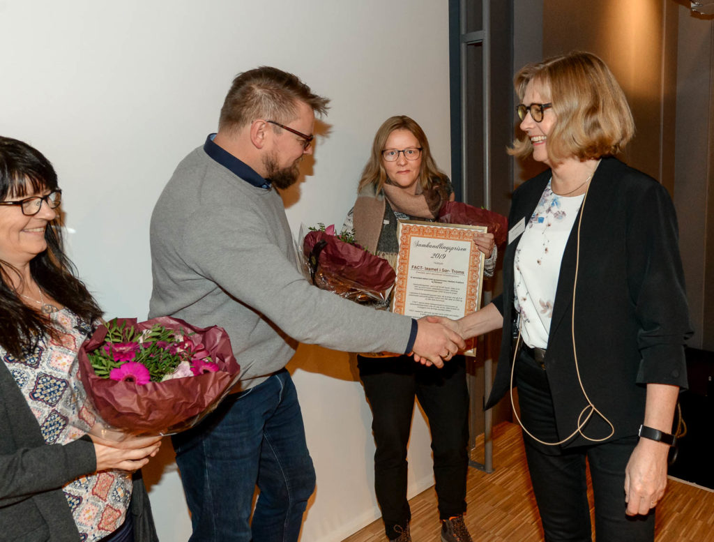 En person som holder en blomsterbukett