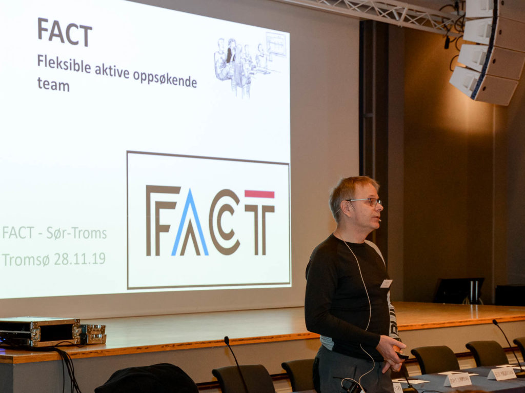 En person som står foran en projektorskjerm