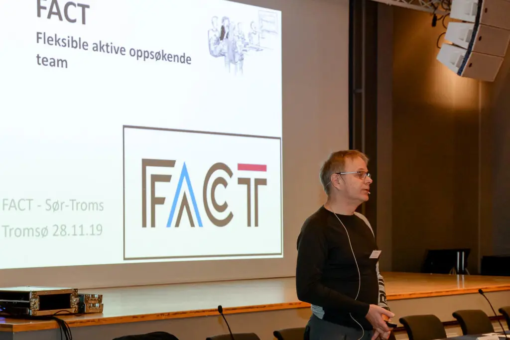 En person som står foran en projektorskjerm