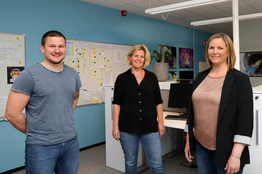 En gruppe mennesker som poserer for et bilde