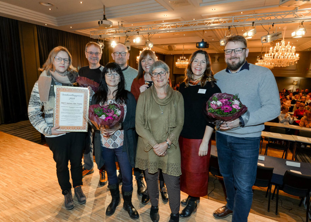 En gruppe mennesker som holder blomster