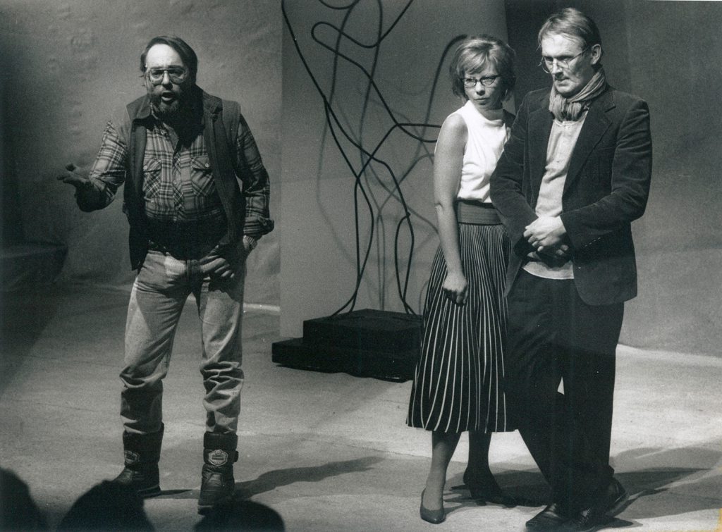 En gruppe mennesker som står ved siden av hverandre