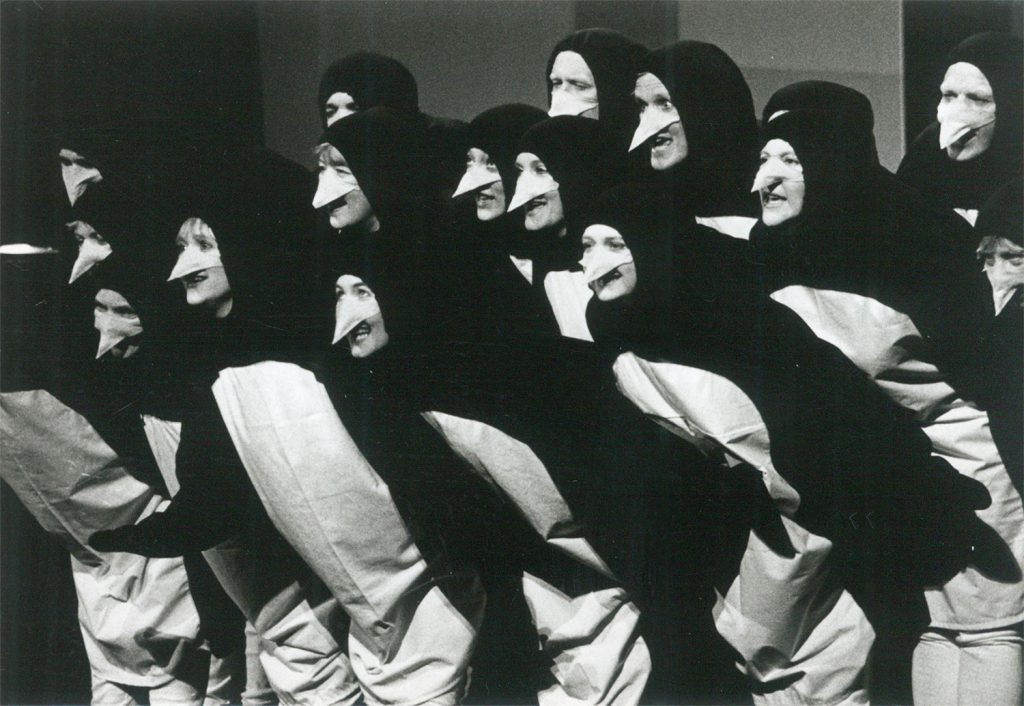 En gruppe mennesker i svart og hvitt