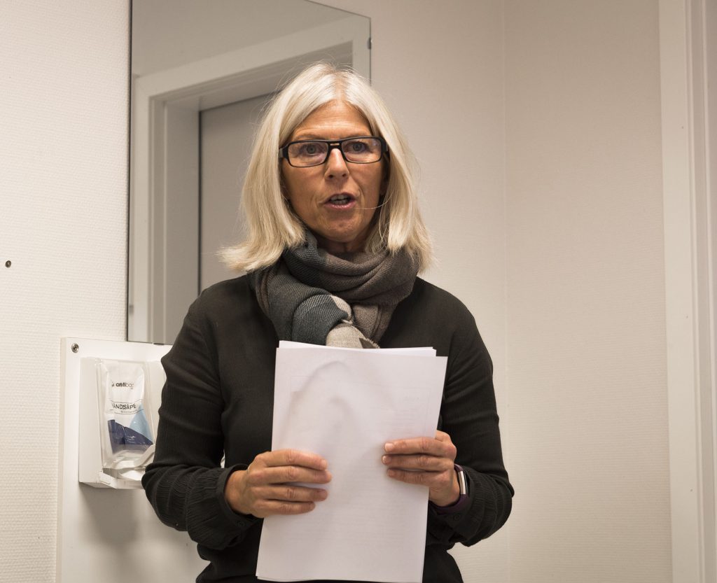 En person som holder et papir