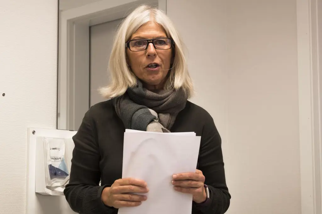 En person som holder et papir