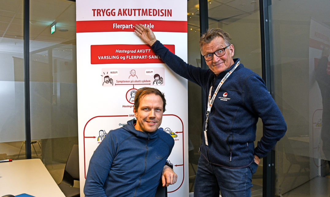 En mann og en kvinne som poserer for et bilde