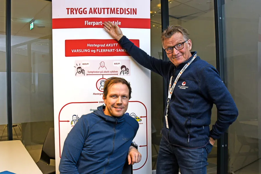 En mann og en kvinne som poserer for et bilde